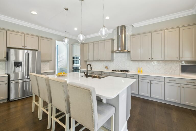How Handleless Kitchens Are Redefining Modern Homes